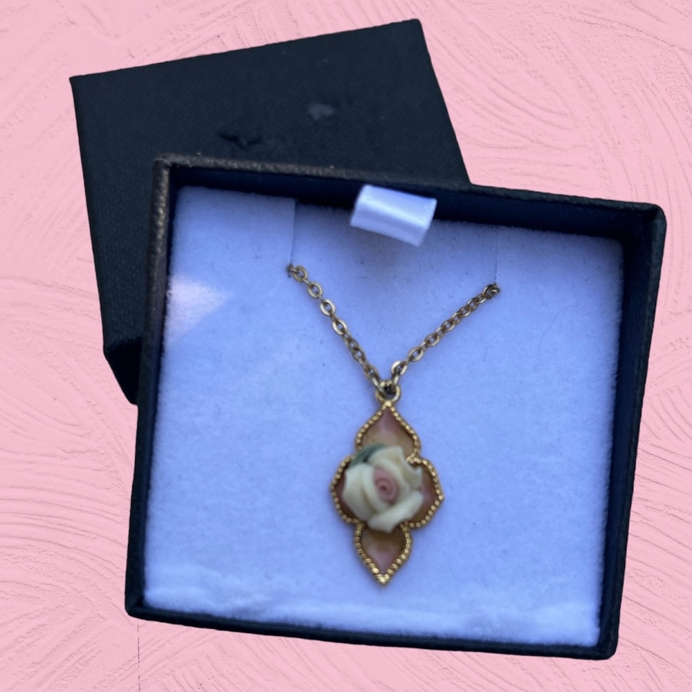 Vintage 1928 Jewelry Company - Gold Tone necklace with porcelain rose pendant